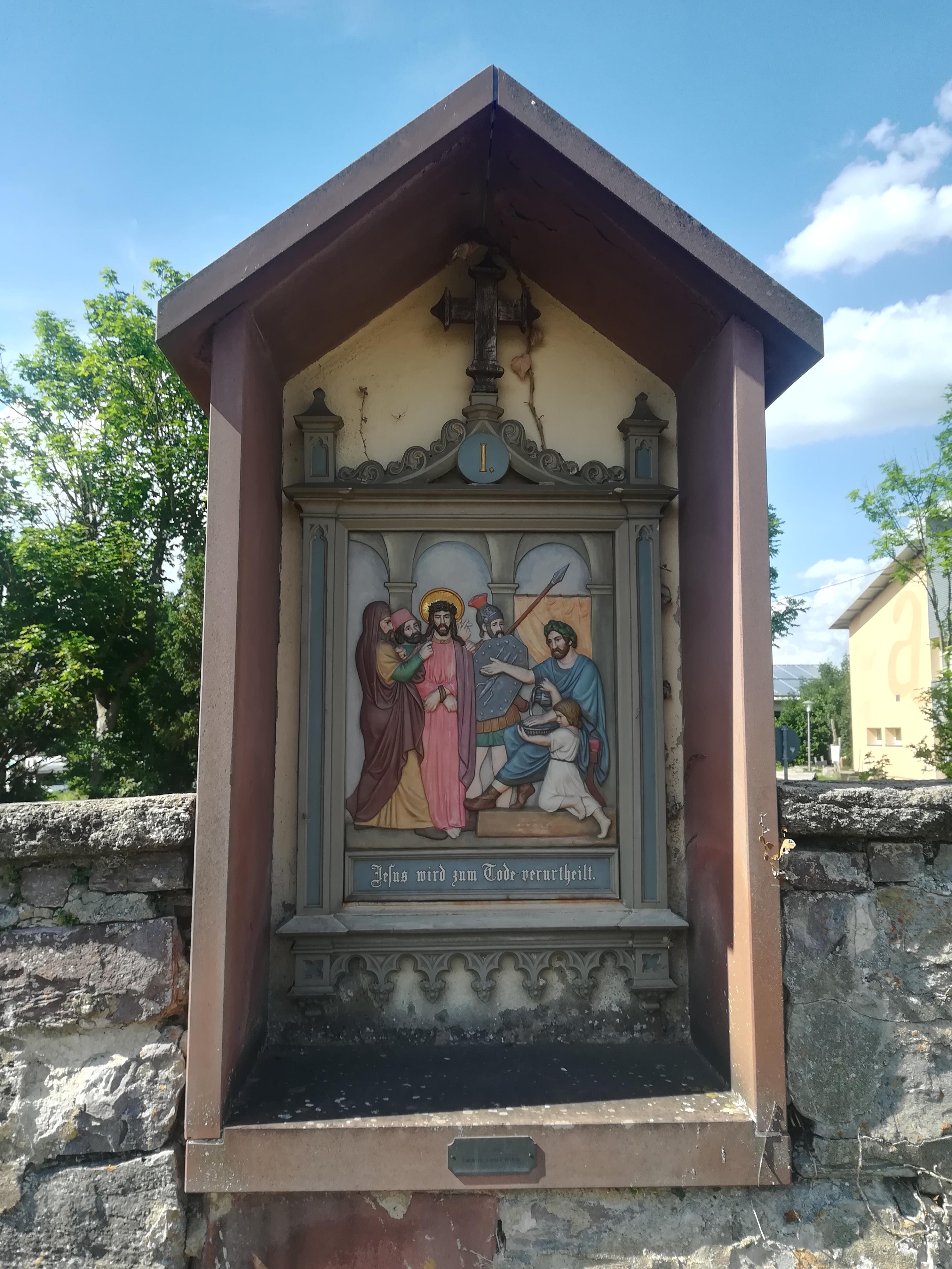 Kreuzweg in der Friedhofsmauer