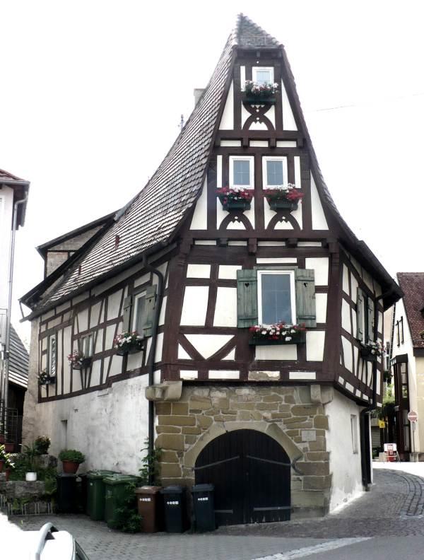 Schiefes Haus